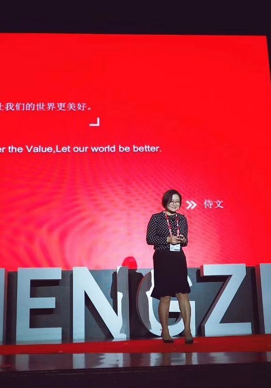 侍文在 TEDx 郑州舞台演讲